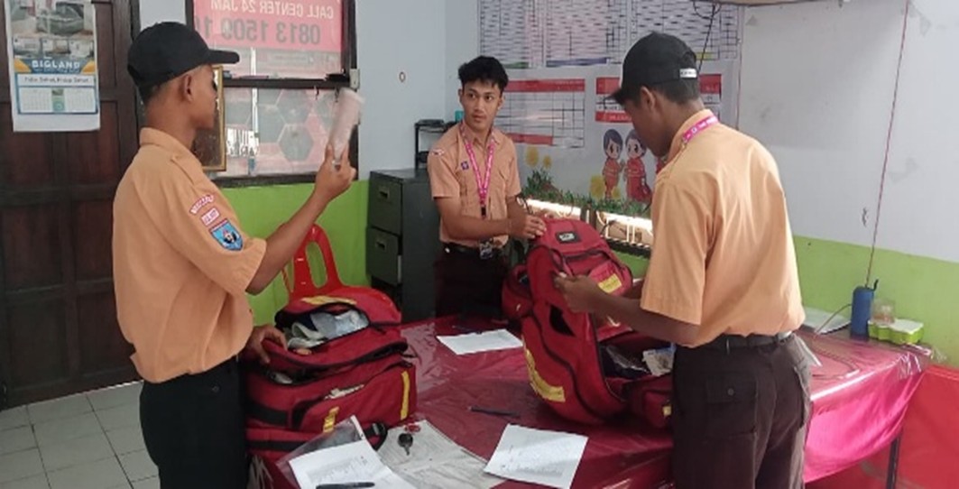 Memeriksa Kelengkapan Tas PP